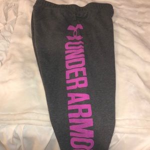 Under Armour Grey and Pink Sweats🤩